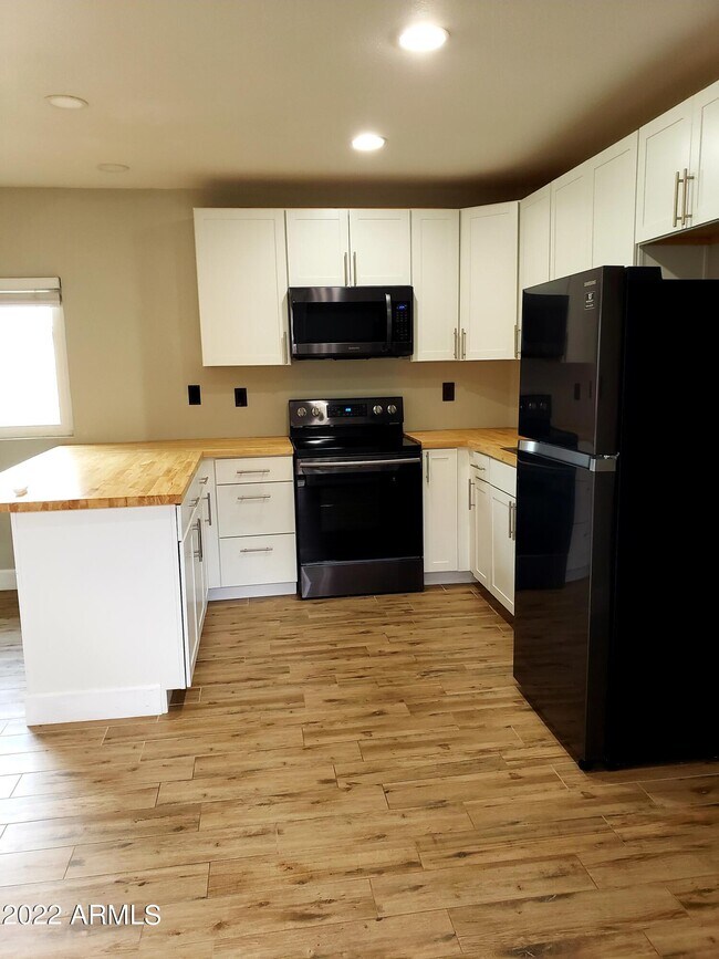 Building Photo - 8702 E Mariposa Dr