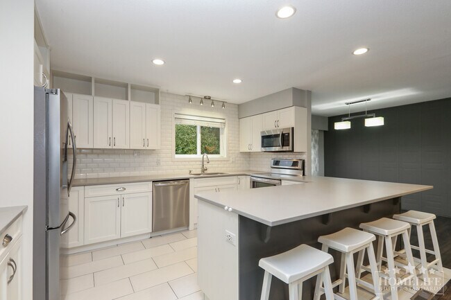 Building Photo - Spacious 3-Bedroom Upper Suite in Desirabl...