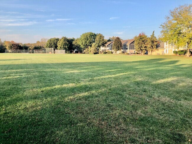 Foto del edificio - 1426 Clairmont Ct