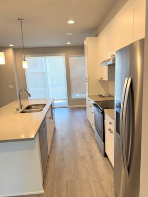 Building Photo - Stunning Tri Level 2 bed /2.5 bath Townhom...