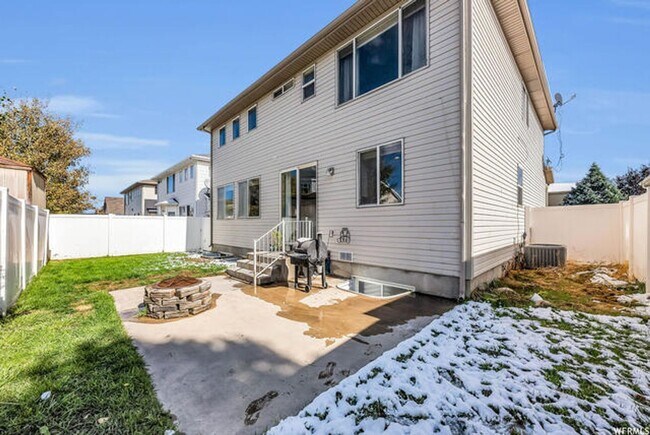 Building Photo - Large 4 Bedroom 3 Bathroom home!