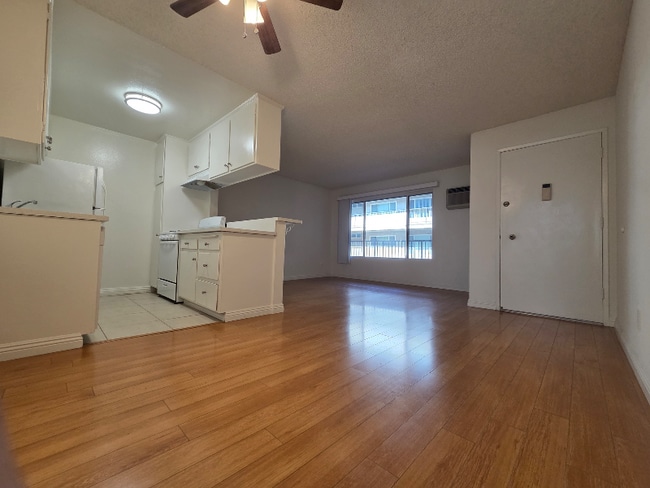 Building Photo - 3861 Mentone Ave
