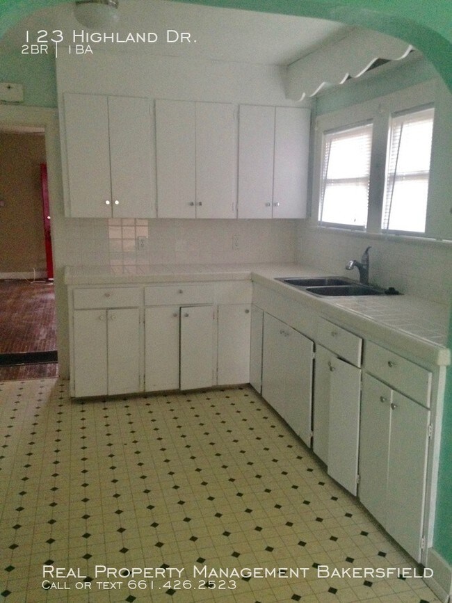 Building Photo - 123 Highland Drive