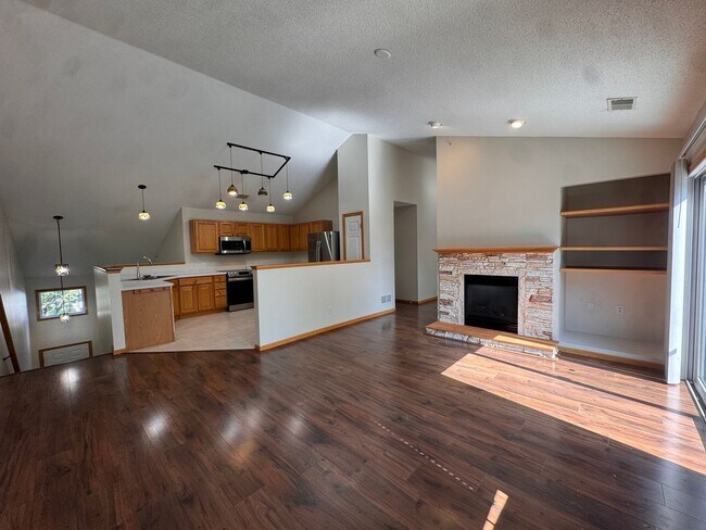Foto del edificio - Luxurious 3 Bedroom, 2 Bathroom GORGEOUS townhome!