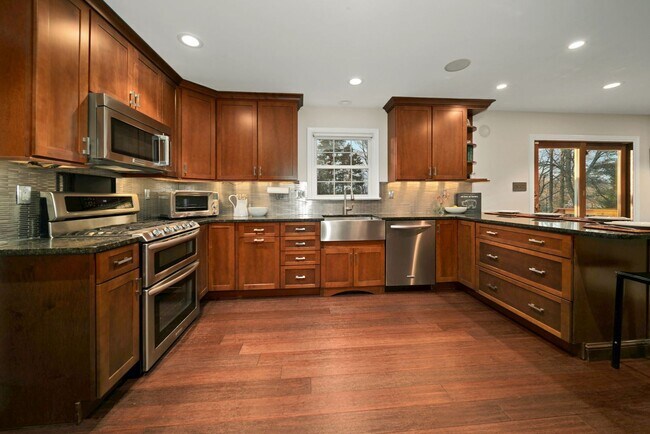 Foto del edificio - ABSOLUTELY GEORGEOUS 5BD/3.5BA Fully-Renov...