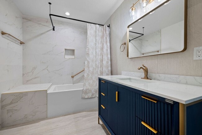 Foto del edificio - 2 bedroom 2 bath with one car garage on a gated property surrounded by vineyard views Water and S...