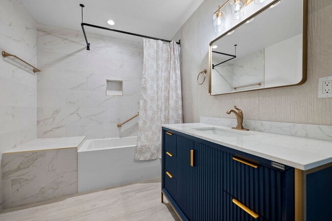 Building Photo - Luxury 2 bedroom 2 bath with one car garag...