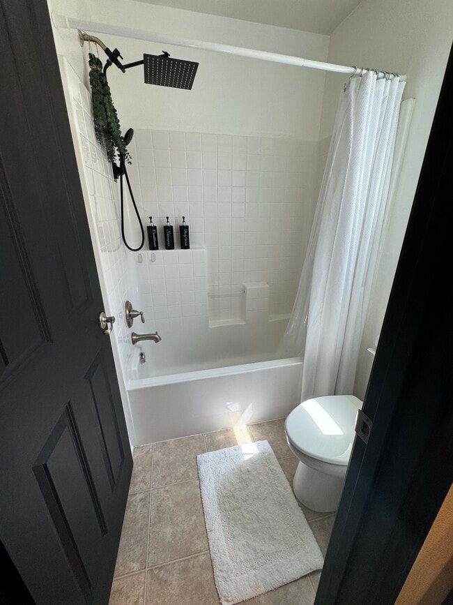 Full private bathroom - 2727 Goldenrain St