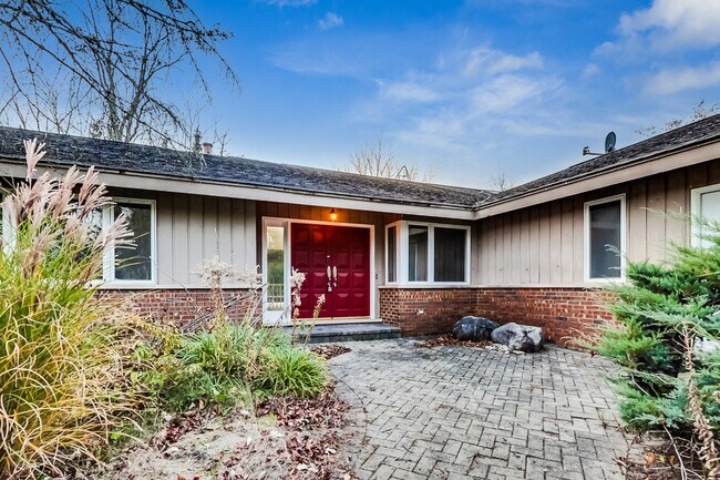 Building Photo - 18 Alexandra Dr