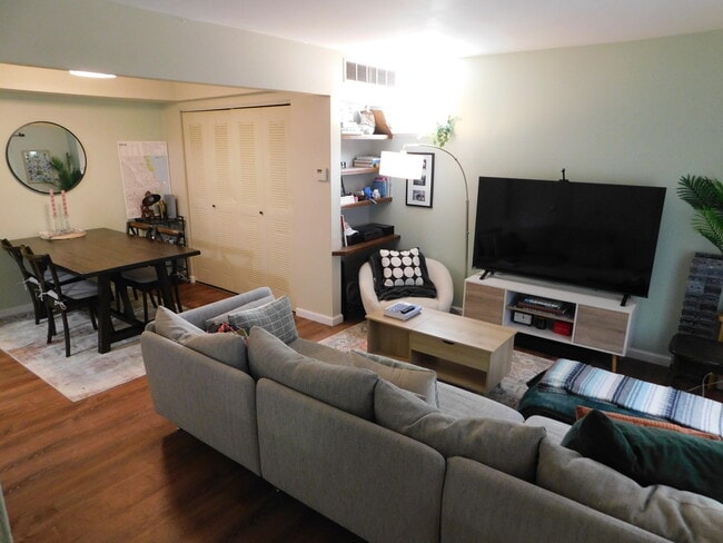 Building Photo - 543 Longshore Dr