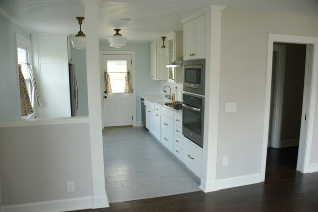 Sala de estar con vista a la cocina. - 251 Tanksley Ave