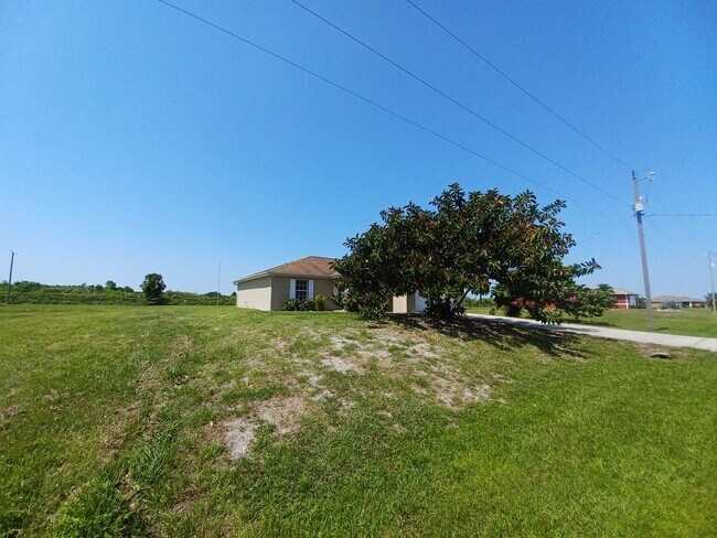 Building Photo - 3  Bedroom with a Den 2 bathroom single fa...