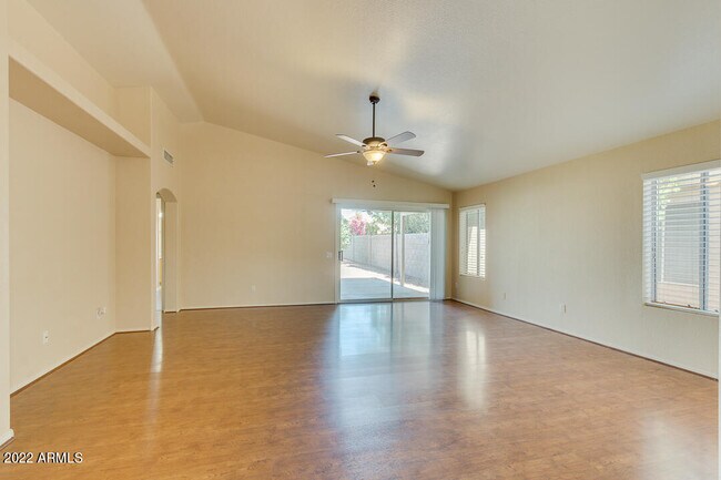 Building Photo - 750 E Baylor Ln
