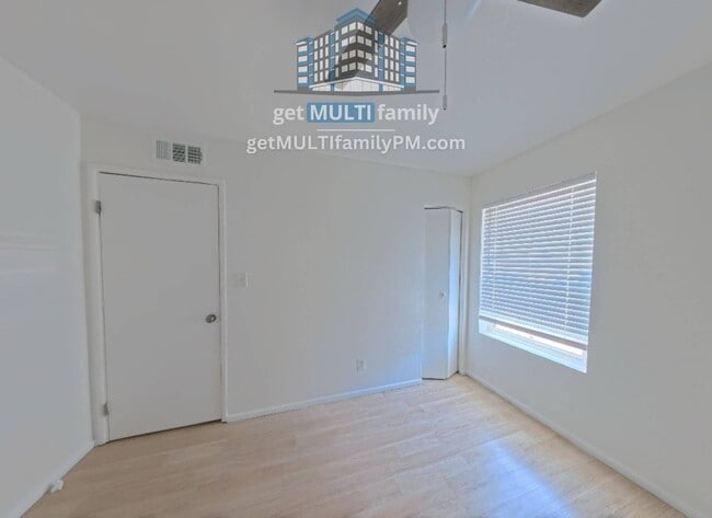 Building Photo - 327 E Vine Cir