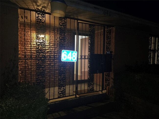 Building Photo - 648 Penguin Dr