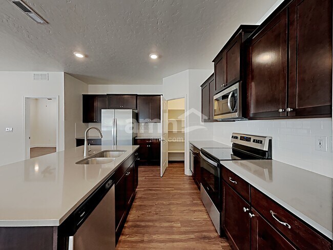 Building Photo - 5052 W Bellevue Street