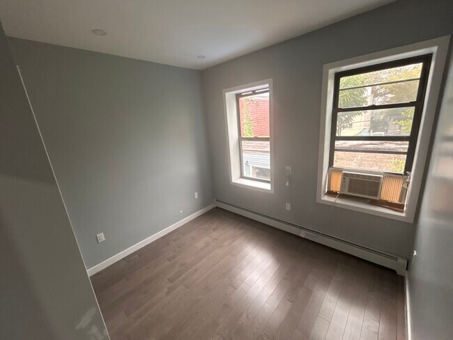 Building Photo - 288 Ashford St