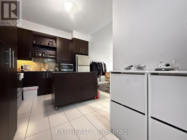 Photo du bâtiment - 325 South Park Rd