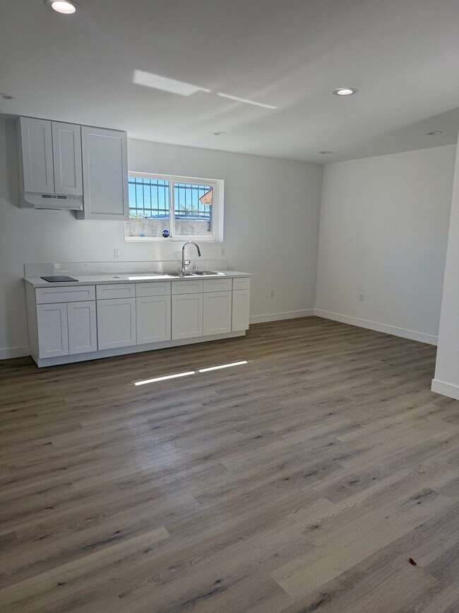 Building Photo - 7533 Vineland Ave