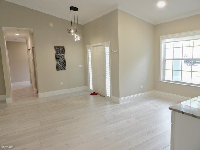 Building Photo - 3 br, 2 bath House - 640 NE 15th Pl