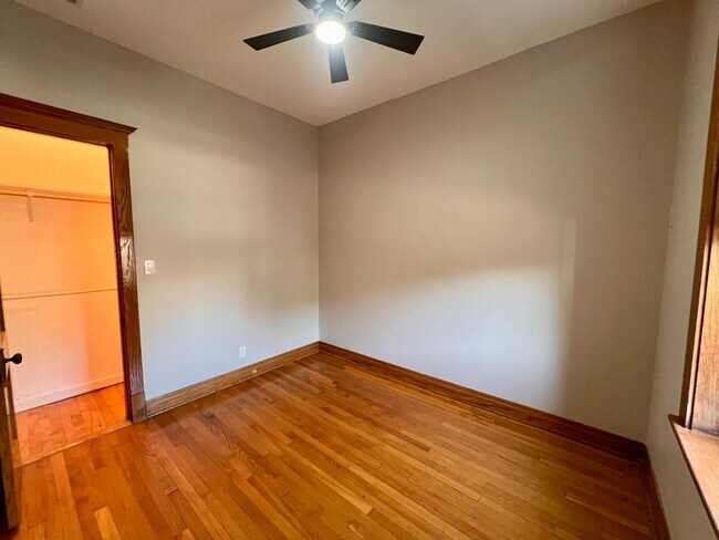 Building Photo - 3855 W Wrightwood Ave