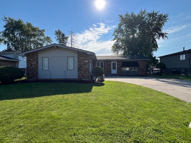 Building Photo - 505 S Rathje Rd