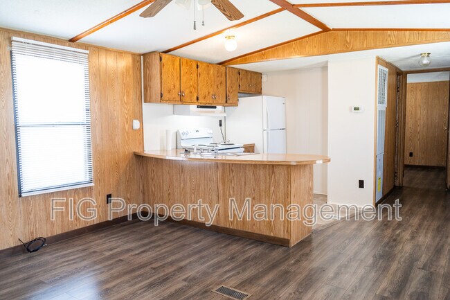 Building Photo - 805 Hillvale Rd