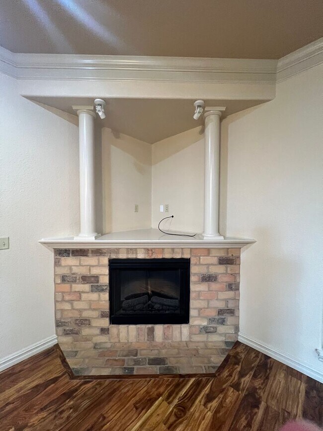 Building Photo - 4 Bed 2 Bath House in desired part of Van ...
