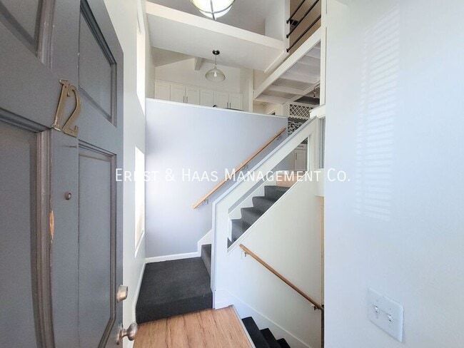 Building Photo - Stylish 2 Bedroom Loft Style Townhouse in ...