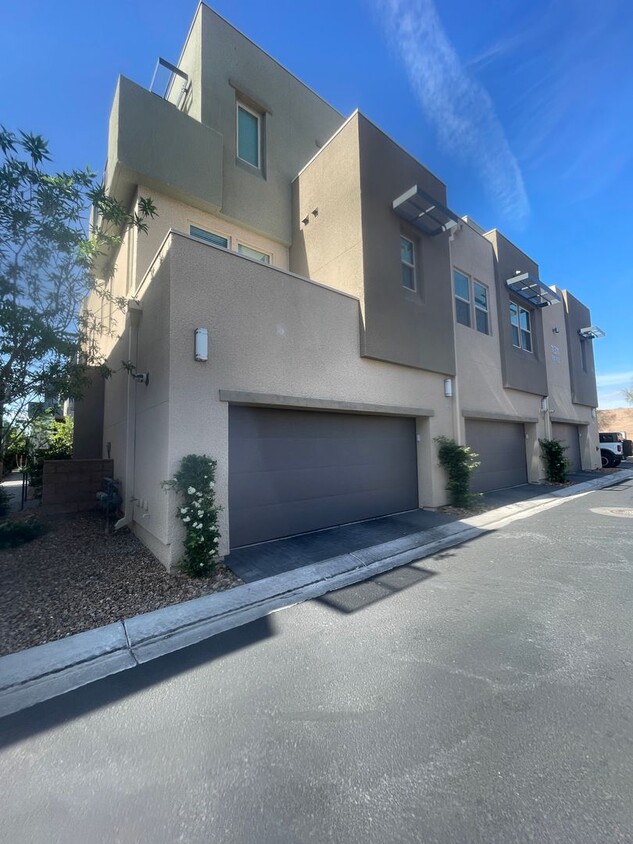 Foto principal - This spectacular 3-bed condo located acros...