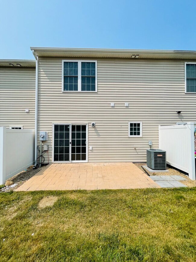 Building Photo - Townhouse Available in TA School District