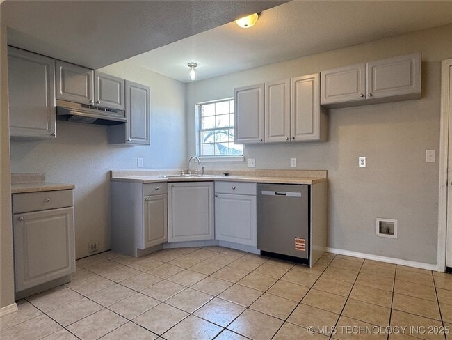 Building Photo - 14246 S Hickory St