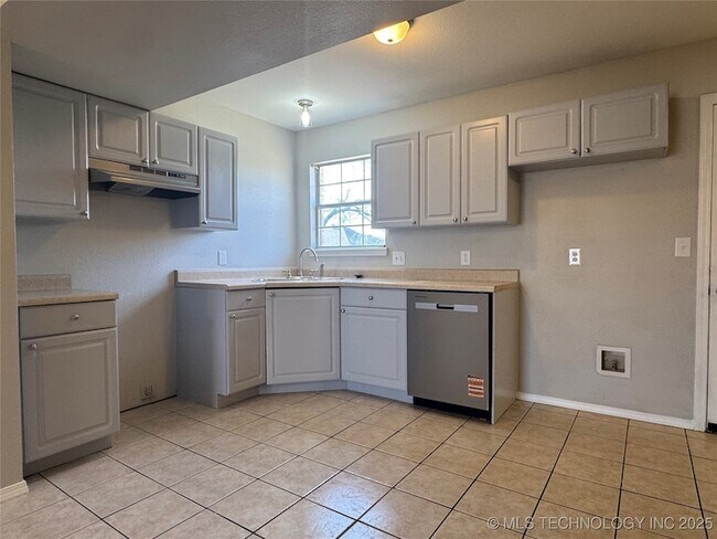 Foto del edificio - 14246 S Hickory St