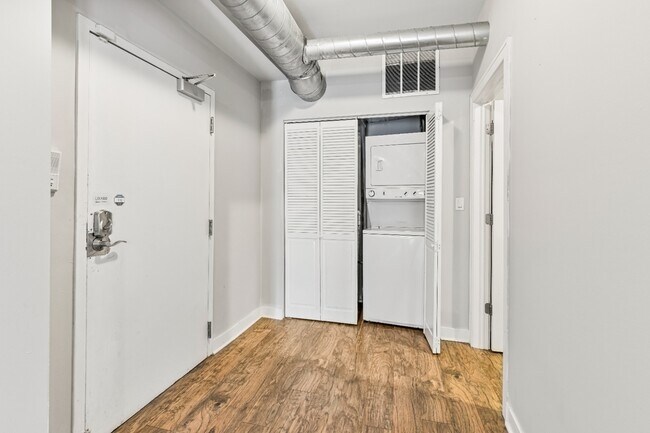 Foto del edificio - 3 Bedroom Apartment in River North - June 1st