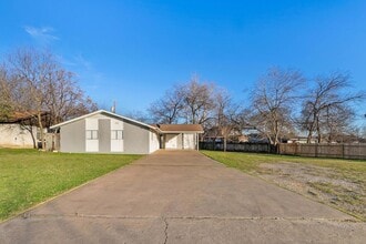 Building Photo - 11103 Renel Dr