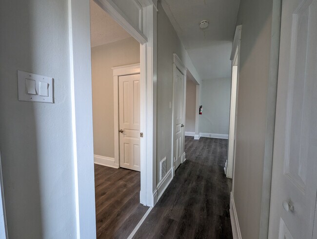 Photo du bâtiment - 2-bedroom unit in quiet house, close to Ki...