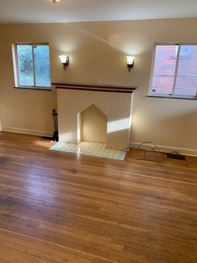 Foto del edificio - Charming 2 bedroom house with hardwood floors