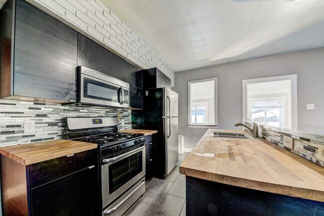 Foto del edificio - AVAILABLE AUGUST 2026 - Luxury 3 Bedroom Home w/ GARAGE Off-Street Parking!