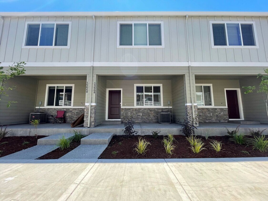 Modern 3-Bed, 2.5-Bath Home with Quartz Counters, Central A/C, and Prime Location! - Modern 3-Bed, 2.5-Bath Home with Quartz Counters, Central A/C, and Prime Location!