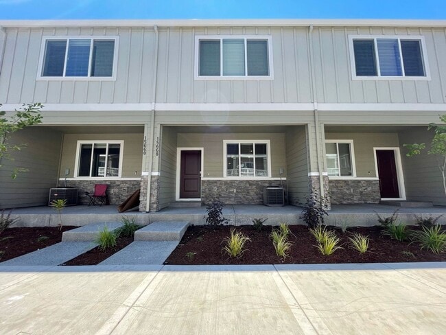Modern 3-Bed, 2.5-Bath Home with Quartz Counters, Central A/C, and Prime Location! - Modern 3-Bed, 2.5-Bath Home with Quartz Counters, Central A/C, and Prime Location!