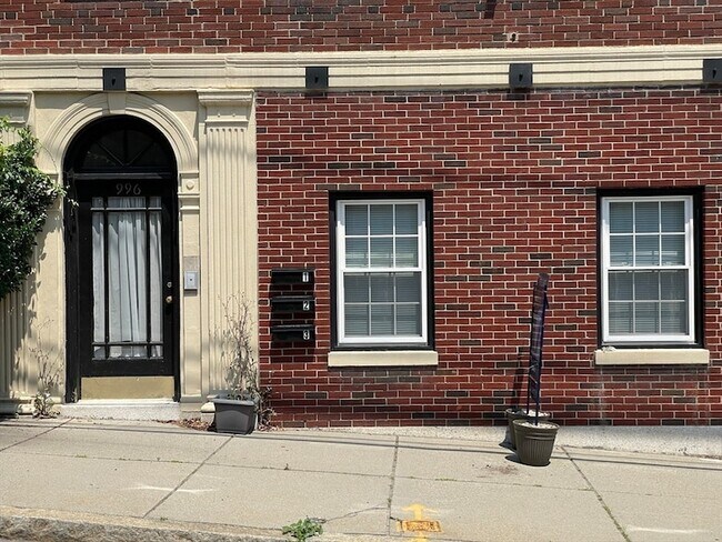 Building Photo - 996 Chestnut St