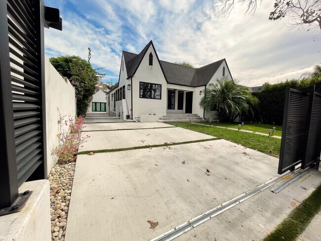 Building Photo - 132 N Kilkea Dr