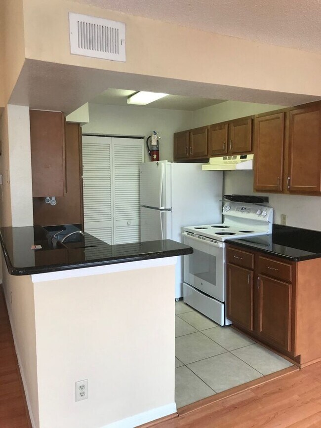 Building Photo - 2 Bedroom, 2 Bath Condo in Tradewinds