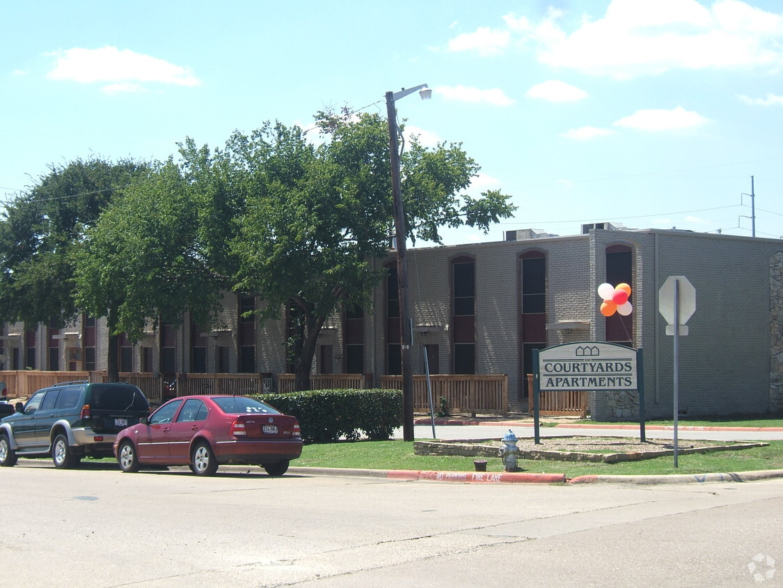 Español Court - Spanish Court Apartments