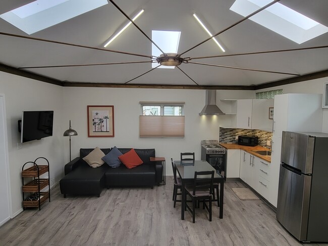 Building Photo - 1105 Palms Blvd