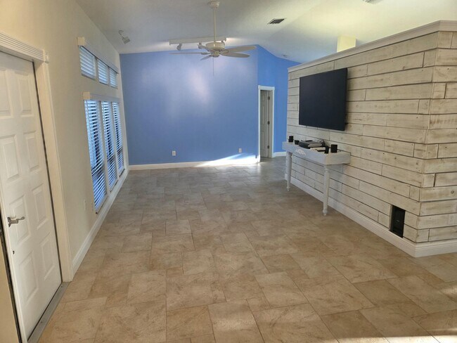 Building Photo - 142 Queens Ln