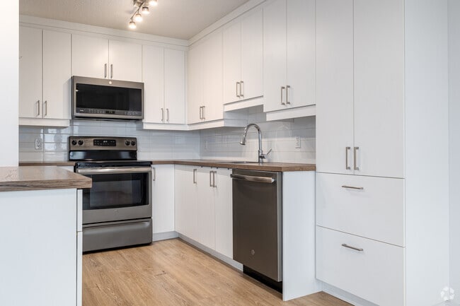 2BR, 1BA - 885SF - Kitchen - Le Sans Soucy
