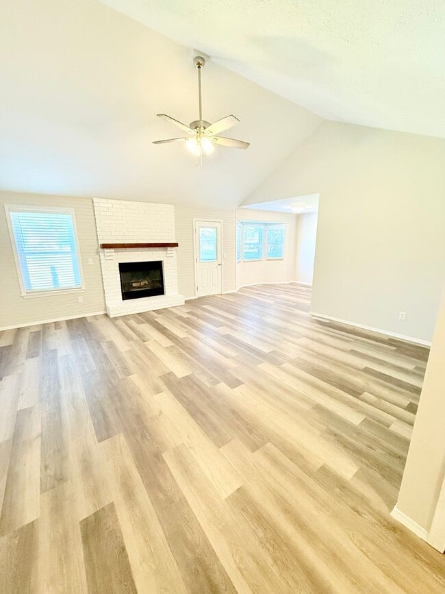Building Photo - 2735 W Katella Ln
