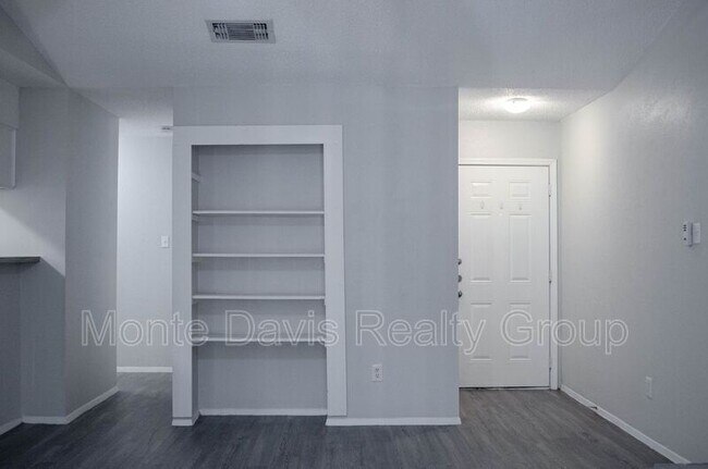 Foto del edificio - 11800 Alpheus Ave