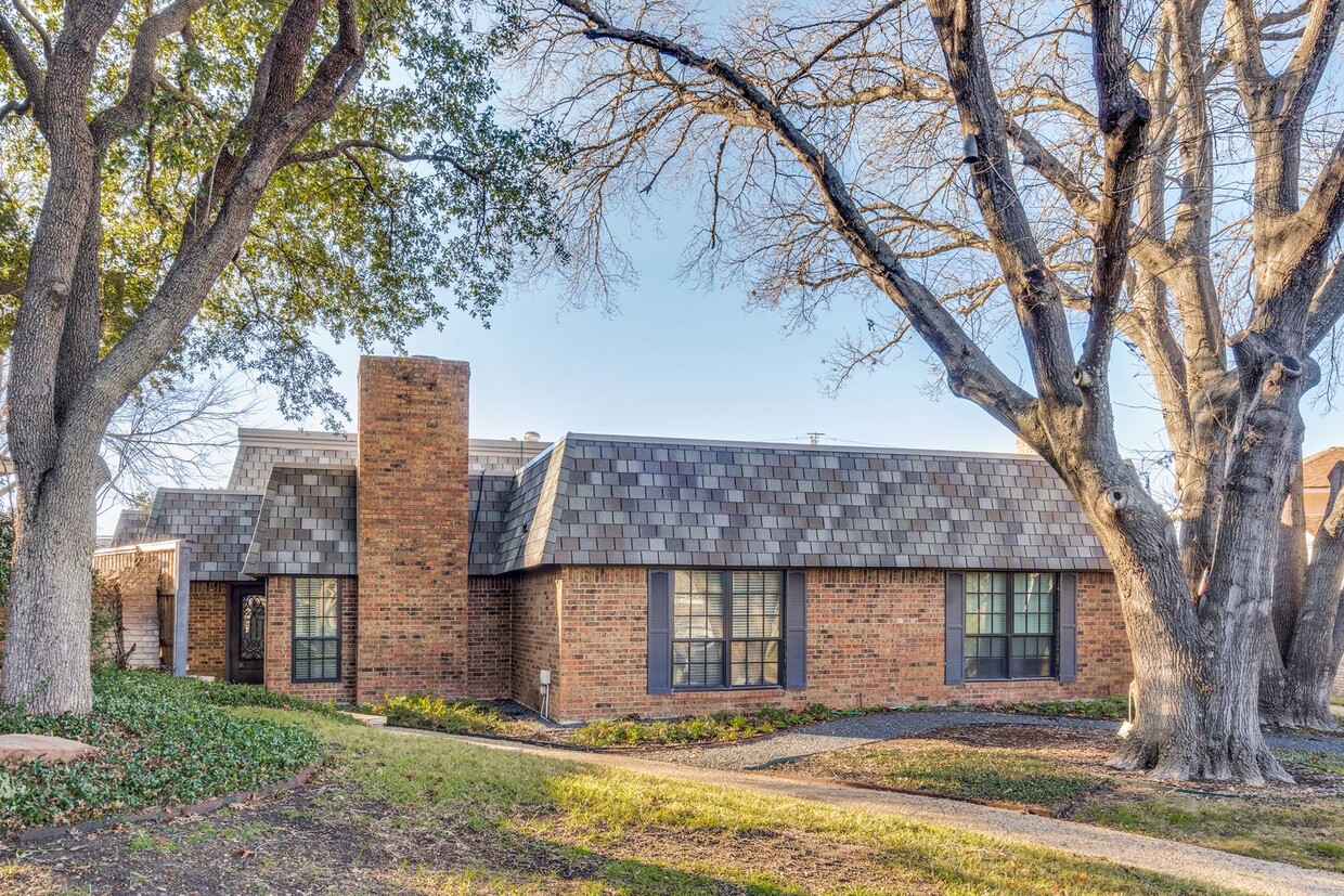 Foto principal - 3-Bedroom in Preston Hollow with Private B...